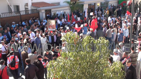 وقفة احتجاجية صاخبة امام القنصلية الجزائرية بوجدة VIDEO